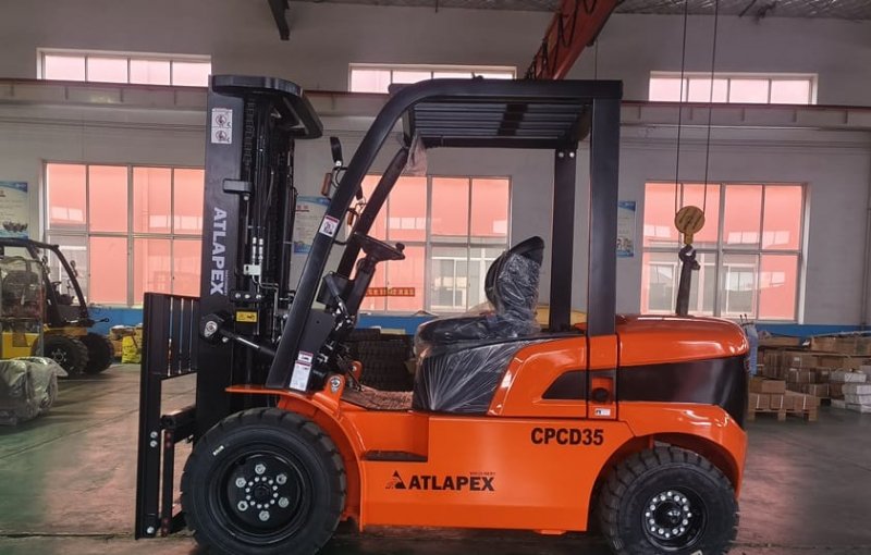 Вилочный погрузчик ATLAPEX DIESEL 3,5 тонны CPCD35 с электрической трансмиссией, оснащенный двигателем ISUZU C240, предназначен для рынка Перу.