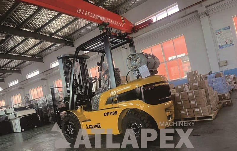 Вилочный погрузчик ATLAPEX грузоподъемностью 3,5 тонны, работающий на сжиженном газе и двойном топливе, изготовленный по индивидуальному заказу клиента.