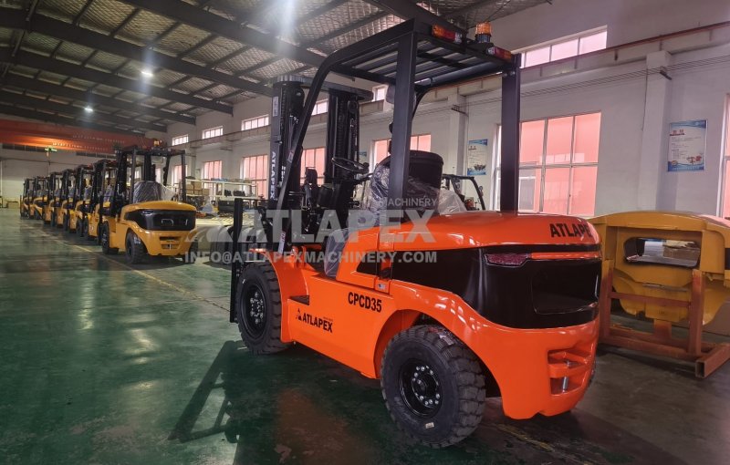 Вилочный погрузчик Atlapex с автоматической коробкой передач.