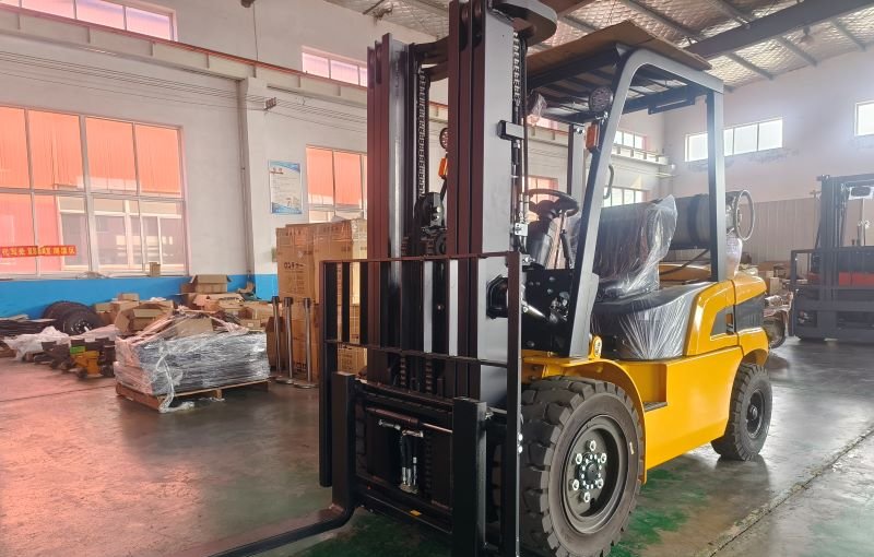 Вилочные погрузчики, работающие на сжиженном газе и бензине: эффективные решения для погрузочно-разгрузочных работ.
