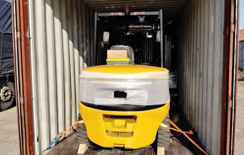 4-тонный дизельный вилочный погрузчик с двигателем XINCHAI C490BPG, 3-ступенчатой ​​мачтой высотой 4,5 м и боковым смещением: высокоточная силовая установка для погрузки контейнеров.