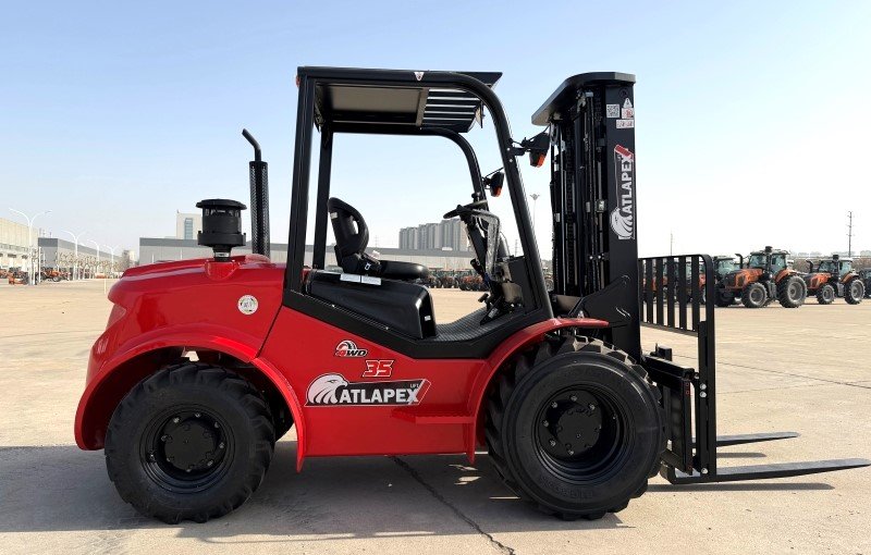 Внедорожный вилочный погрузчик ATLAPEX 4WD 3.5T – новаторское решение для погрузочно-разгрузочных работ на открытом воздухе.