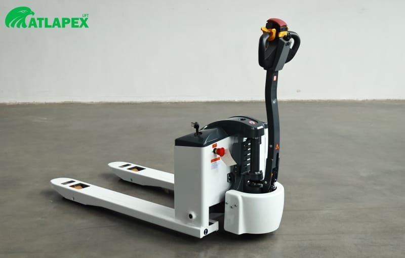 Новые электрические погрузчики ATLAPEX EPT15Q и EPT20Q: компактные, безопасные и высокопроизводительные решения для обработки материалов.