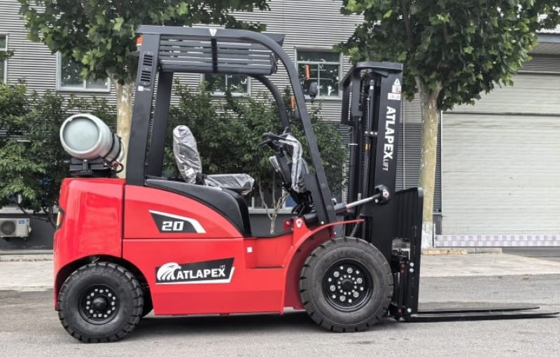 Вилочный погрузчик ATLAPEX G-Series грузоподъемностью 2 тонны, работающий на сжиженном газе и бензине: эффективность, комфорт и долговечность в новом формате.