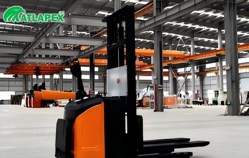 Электрический штабелер ATLAPEX CDD Series с сиденьем для оператора – оптимизируйте эффективность хранения и обработки грузов на складе.
