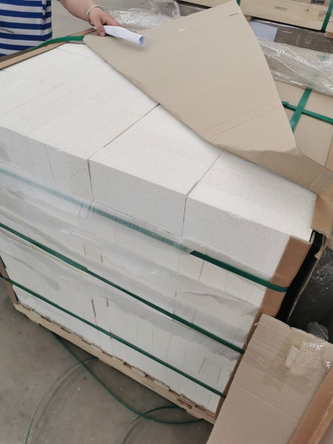 Mullite insulating brick