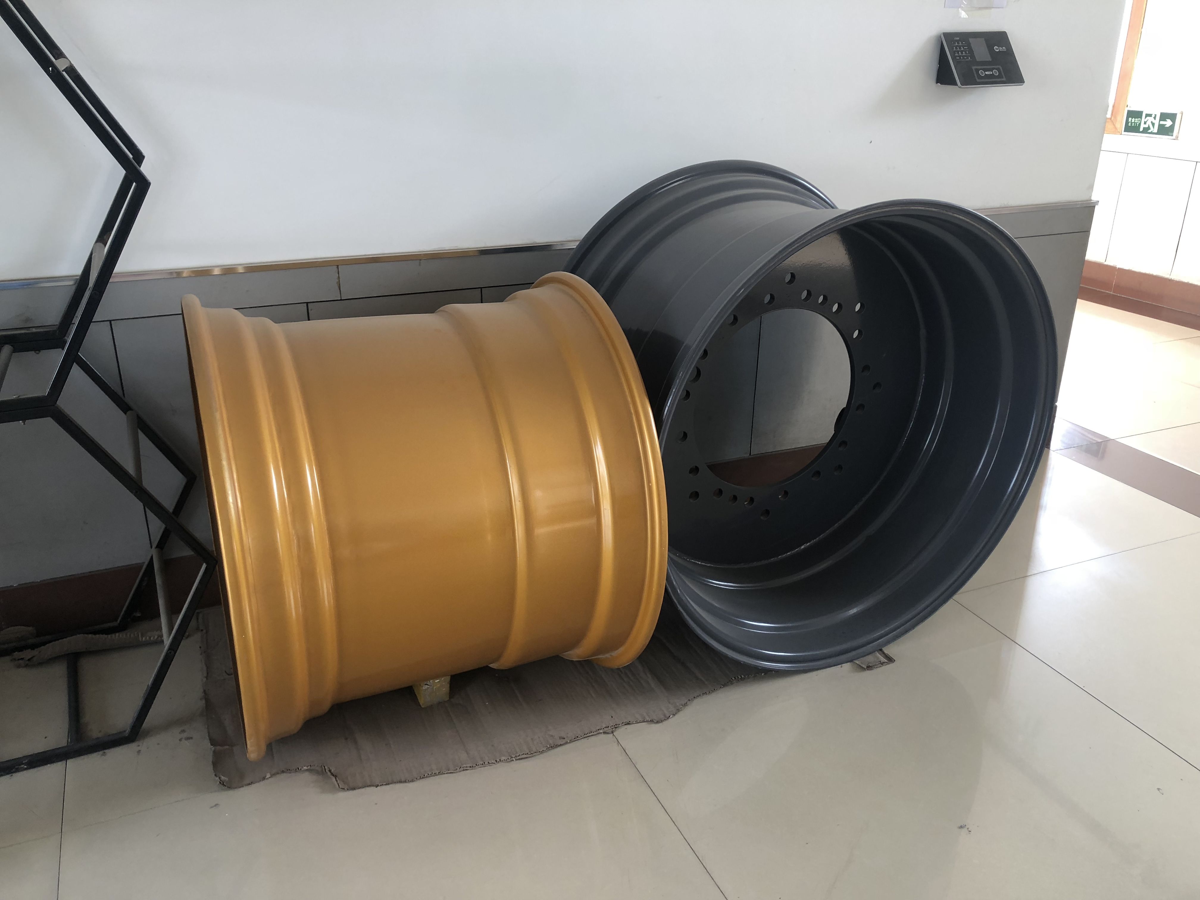 图2. W32X27 which widely use in tractor and harvester for tire 30.5L-32