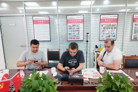 Иностранные клиенты часто посещают компанию Huashida для закупки трубопроводного оборудования