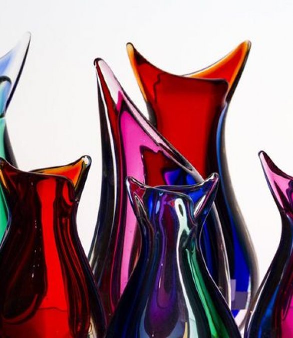 От традиционного УФ-излучения до инновационных фотохромных систем и интеграции светодиодов.