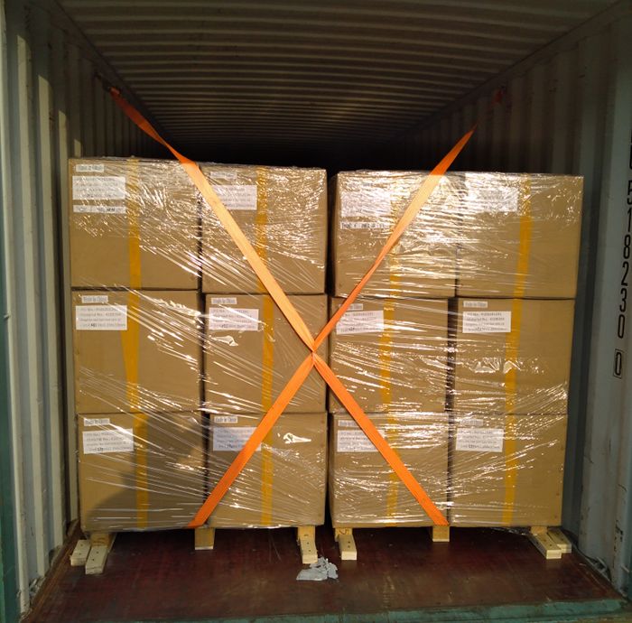 在集装箱内结实加固 (1)