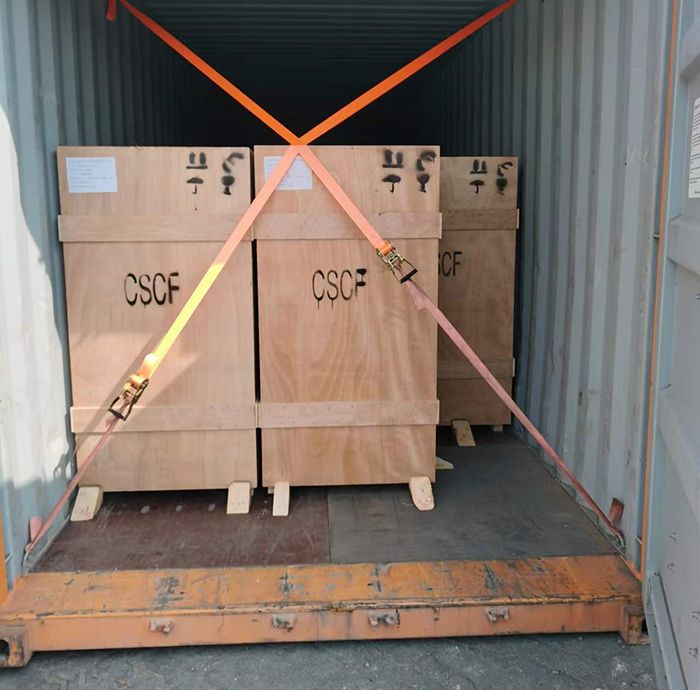 在集装箱内结实加固 (2)