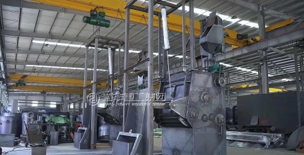 Зеленые мощности, готовы к отгрузке: проверенные энергоэффективные ленточные дробеструйные машины Qingdao Puhua ожидают отправки, демонстрируя устойчивое производство