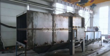 Каким образом установка защитной втулки определяет предельный уровень точности дробеструйной камеры?