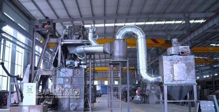 Чисто и эффективно: Полностью автоматическая дробеструйная машина Qingdao Puhua с резиновой лентой и встроенным пылеуловителем успешно прошла пробный пуск