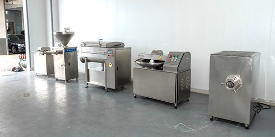 Полуавтоматическая линия по производству колбасных изделий, приобретенная вьетнамскими клиентами, успешно прошла испытания на месте