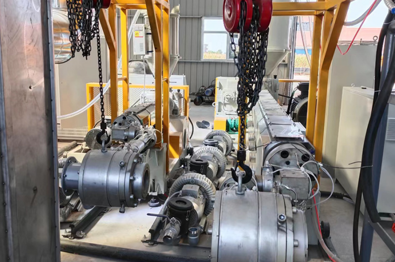 Одношнековый экструдер для нанесения покрытия на полиэтилен высокой плотности