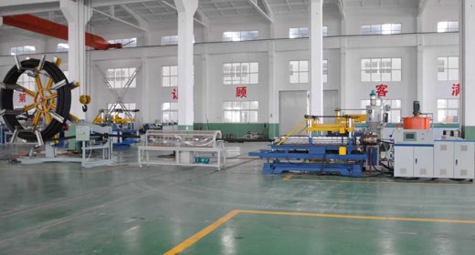 Какие меры предосторожности следует соблюдать при запуске производства двухслойных гофрированных труб?