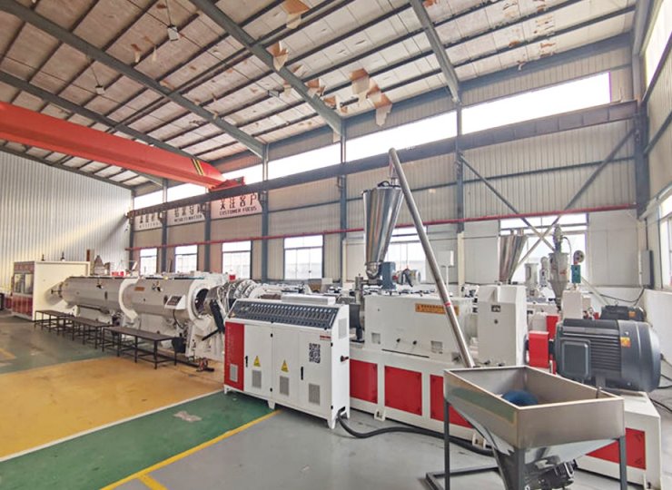 Линия по производству пластиковых труб из ПВХ