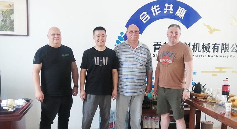 Клиенты посещают фабрику