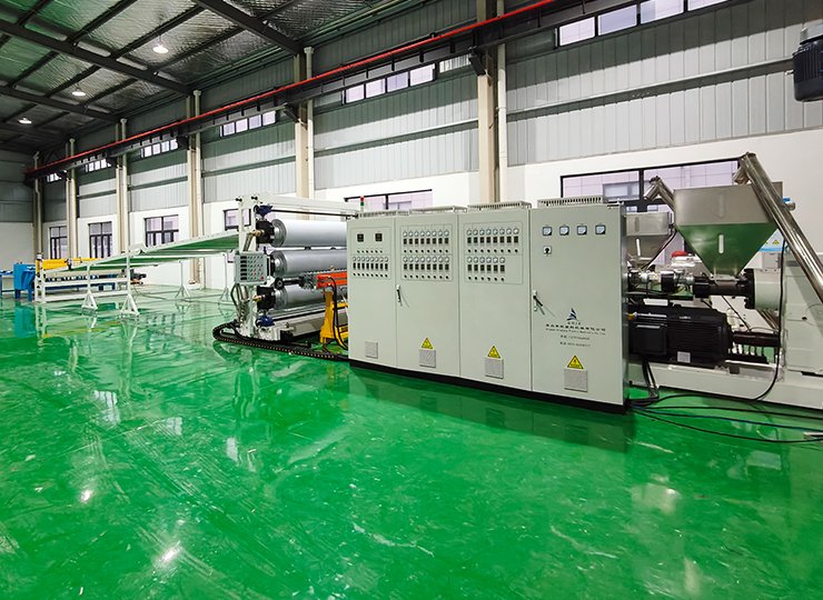 Современная экструзионная линия для производства листов ТПЭ — гибкая, прочная и высокопроизводительная