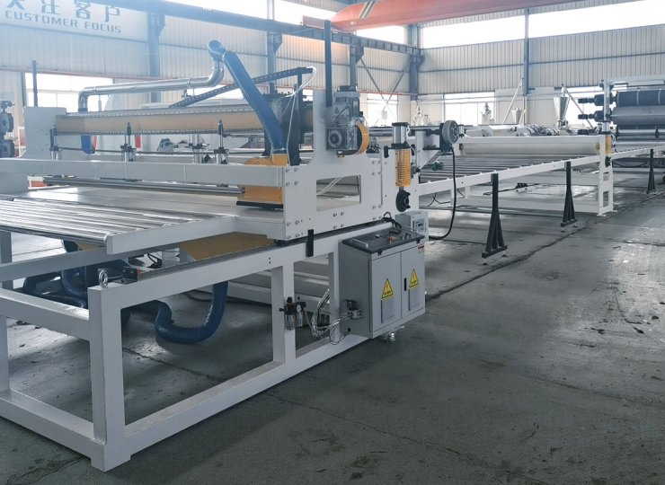 Машина для производства пластиковых панелей из ПЭ