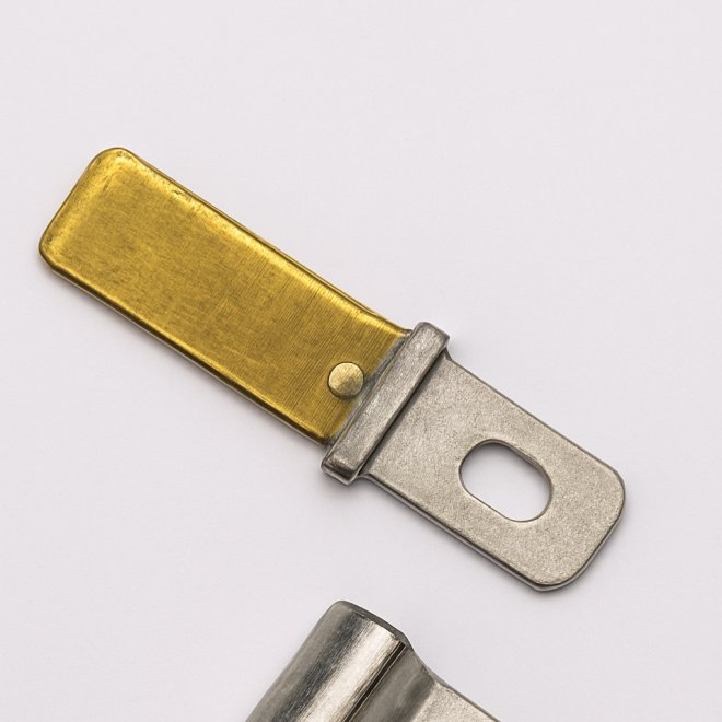 Детали из алюминиевого металла, изготовленные методом штамповки.