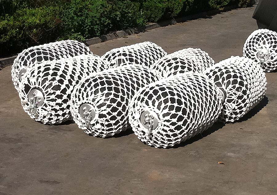 Малый морской пенный наполнитель, включающий крышку бочки якорной цепи и переносной малый наполнитель