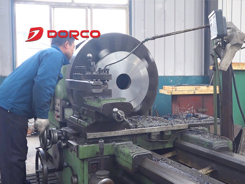 Большой горизонтальный токарный станок