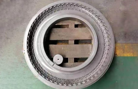 Qingdao Qiyu представляет пресс-форму с сотовой текстурой для превосходных характеристик протектора