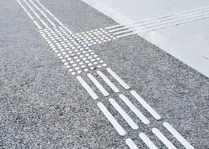 Тактильное покрытие и безопасность лестниц