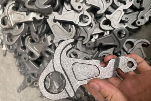 Нижний крюк тяги трактора