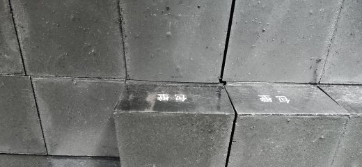 Почему огнеупорный кирпич из карбида кремния превосходит другие материалы в стекловаренных печах?