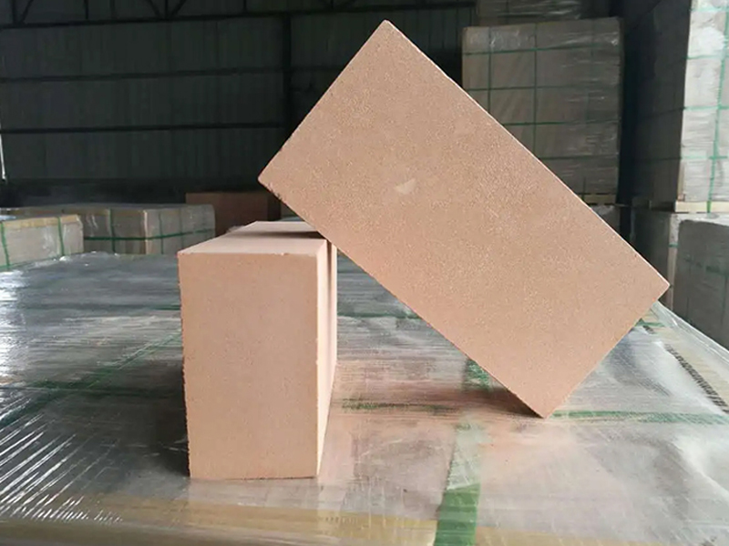 Fire clay insulating brick