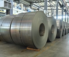 Крупный план кромки кремнистой стали HiB-27/105