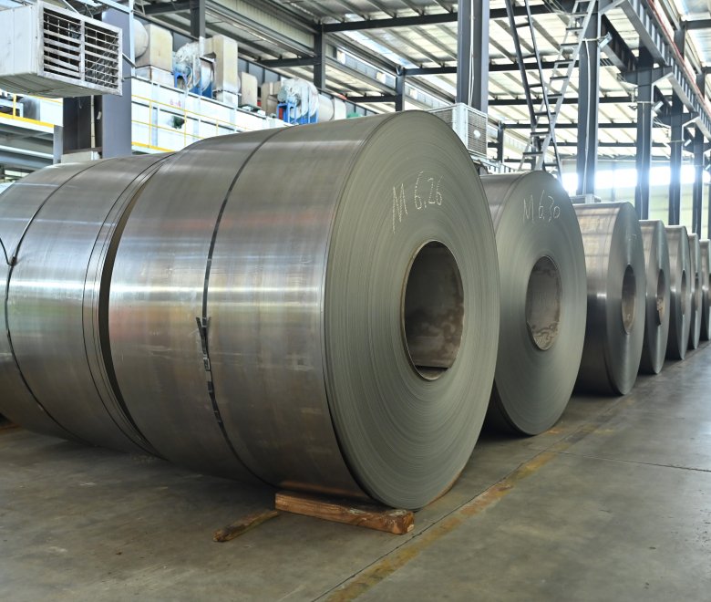 Крупный план кромки кремнистой стали HiB-27/105