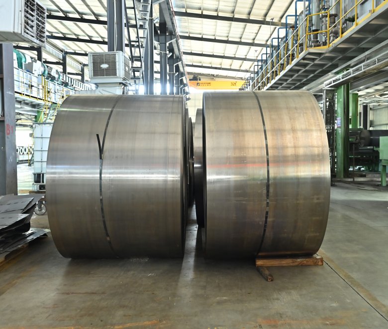 Крупный план кромки кремнистой стали HiB-27/100