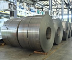 Крупный план кромки кремнистой стали HiB-27/95