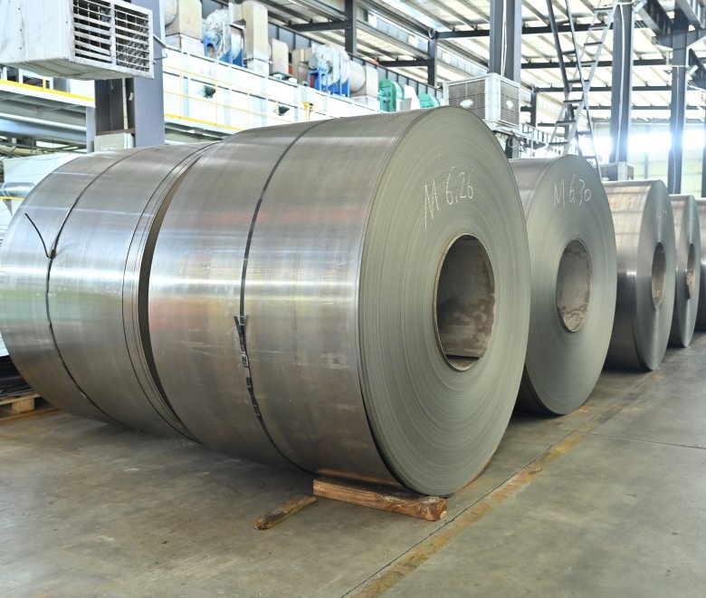 Крупный план кромки кремнистой стали HiB-23/100