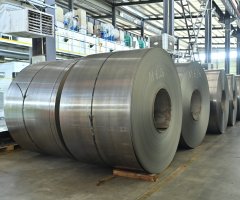 Крупный план кромки кремнистой стали HiB-23/105