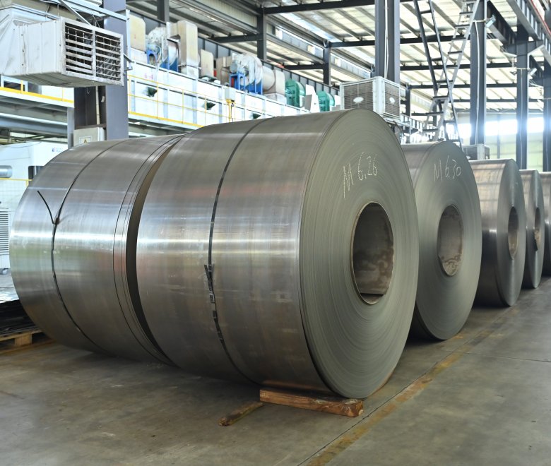 Крупный план кромки кремнистой стали HiB-23/105