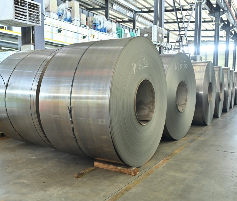 Крупный план кромки кремнистой стали HiB-23/95