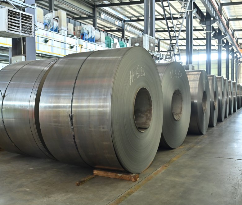 Крупный план кромки из кремнистой стали HiB‑27/90