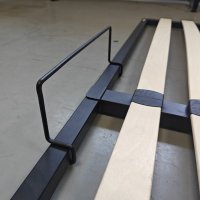 изогнутые деревянные рейки на реечном основании кровати