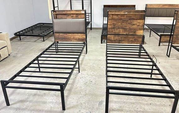 Экскурсия по заводу для клиентов и осмотр образцов металлических кроватей: качество, которому вы можете доверять