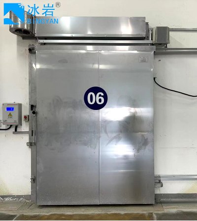 Изготавливаемая на заказ дверь для холодильной камеры склада толщиной 10 см и 15 см по индивидуальному заказу