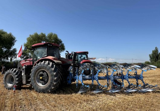 The 5th joint tour of Leken Ploughs & Caise New Holland Tractors ended successfully in Tacheng City,Xinjiang