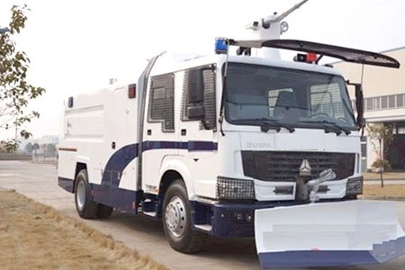 Полицейский водометный автомобиль для борьбы с беспорядками