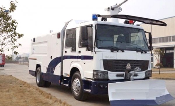 Полицейский водометный автомобиль для борьбы с беспорядками