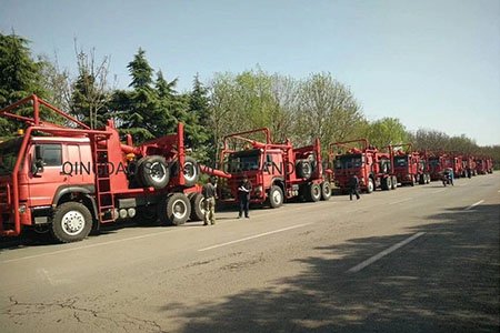 Седельный тягач HOWO с полуприцепом для перевозки лесоматериалов