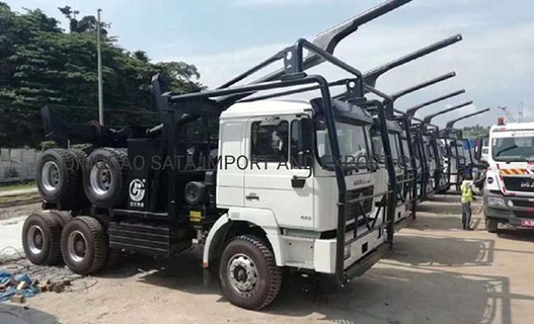 Грузовик Shacman для перевозки лесоматериалов